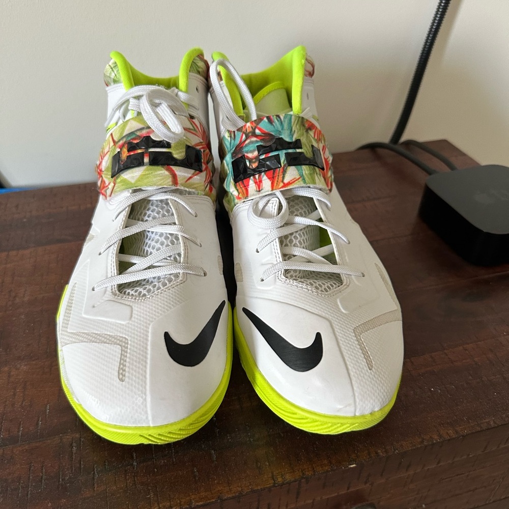 Men Nike Lebron James Zoom Soldier
VII White/Floral